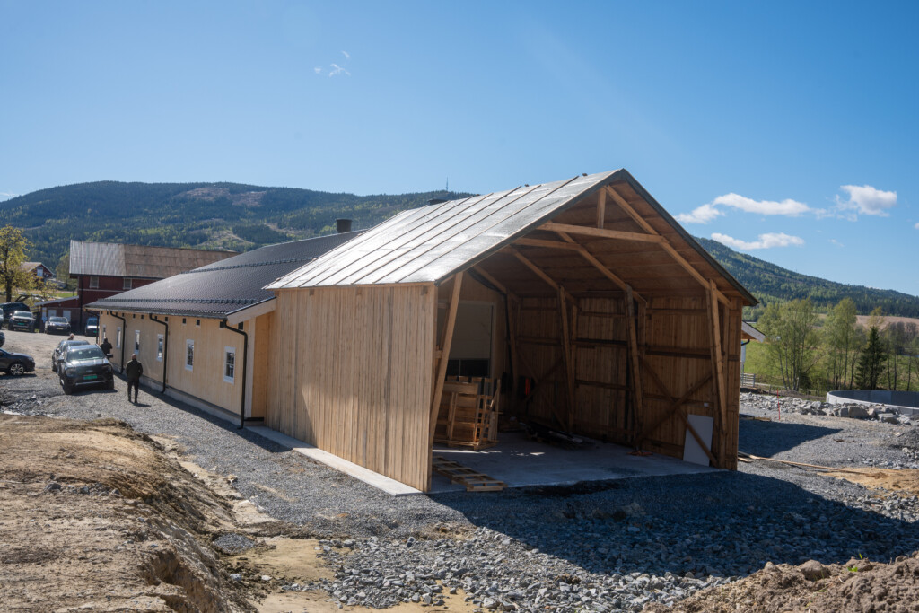 Fjøs i massivtre fra Splitkon. Fôrsentral under oppføring hos Roxana Stangebye. Sigdal, mai 2026